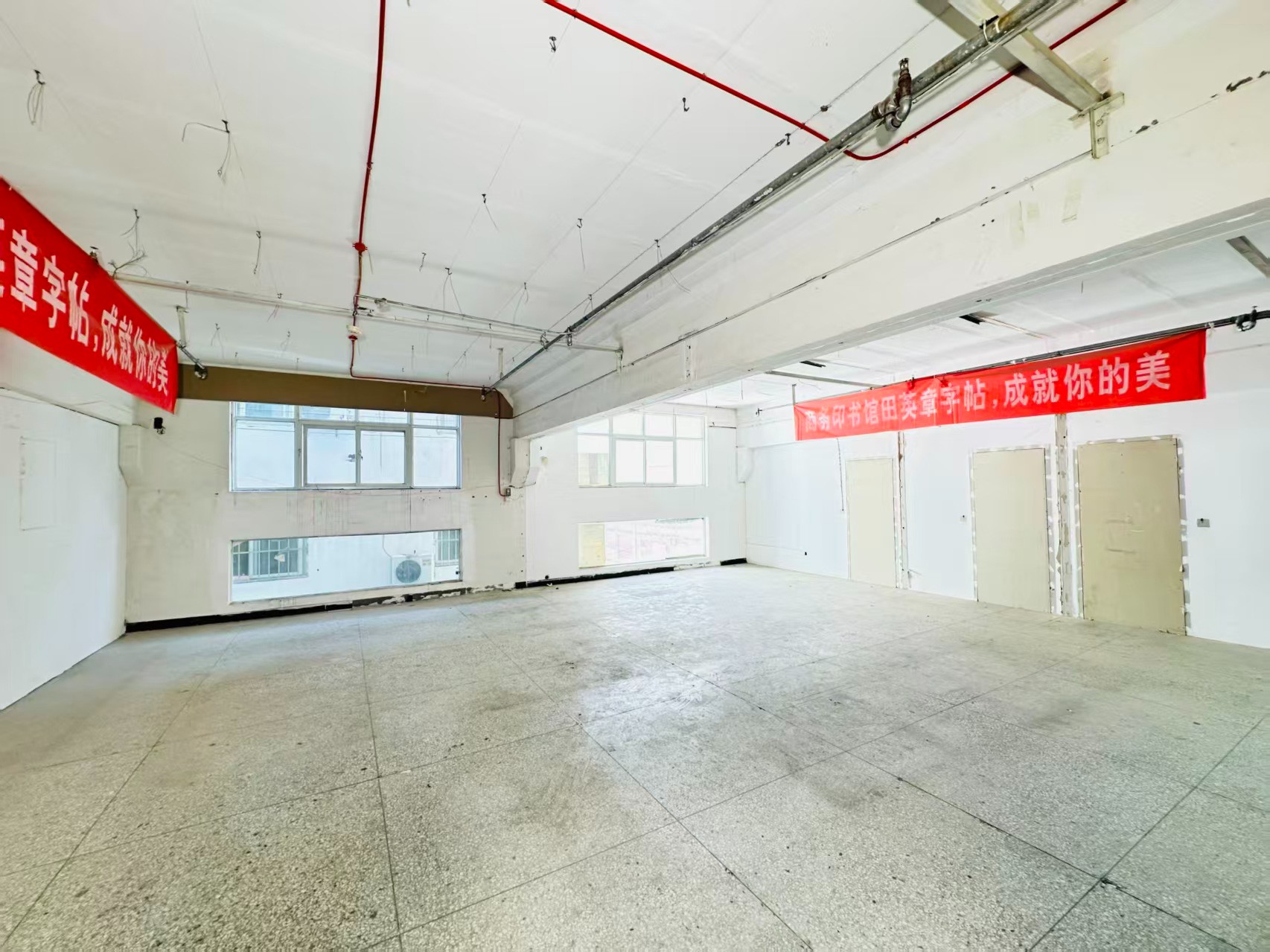 洛龙区重点吸引人工智能应用、数字经济、电商直播、智能制造服务、软件开发、科技创新企业及创业团队入驻